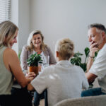 Gezinsmoment met spel en kaarten op tafel